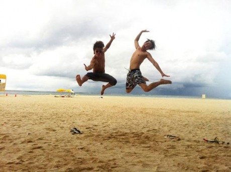 Donghae-and-Leeteuk@beach.jpg