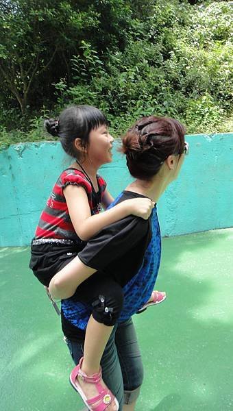 腳酸就要讓我背,太賊了啦妳.JPG