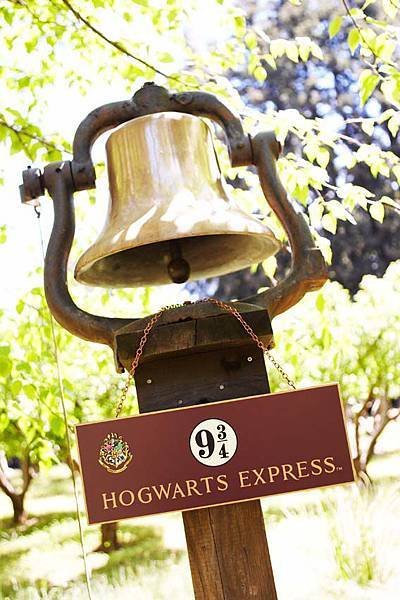 harry-potter-wedding-hogwarts-express-sign-supporting