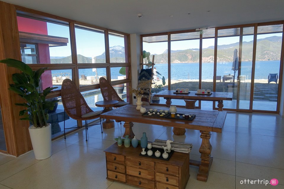 中國大陸雲南 瀘沽湖的面湖設計酒店 「六閱•普若瓦藍」親愛的客棧就在對面