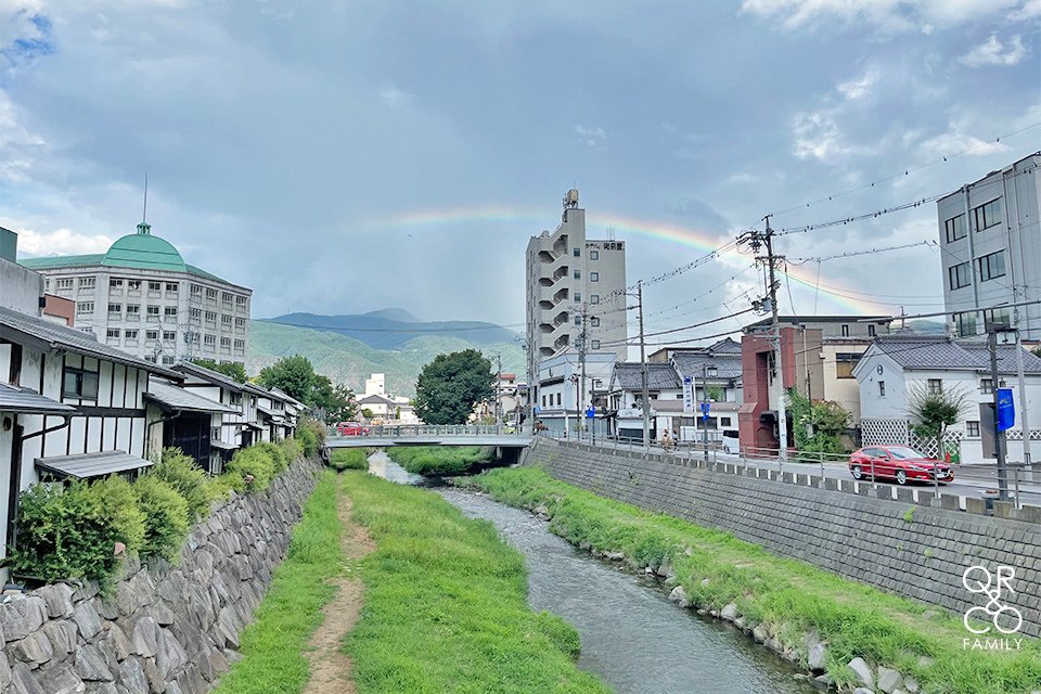 長野縣松本市區景點 日本國寶天守松本城  耶穌光和彩虹相伴的