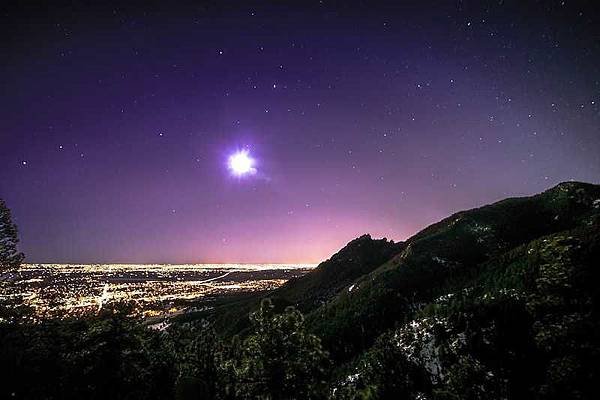 Beautiful-View-Of-Purple-Sky-And-City-Lights-From-Flagstaff-Mountain