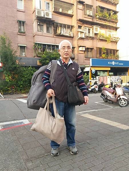 新北市板橋區客戶鄭小姐實木椅訂做新椅墊