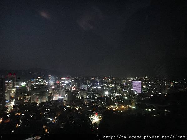 在纜車內往下拍的夜景