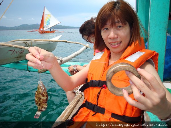 淑芬兒才剛把餌放下去就釣到魚啦!