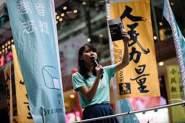 香港學運女神周庭流亡加拿大 港府發布終身追捕令！