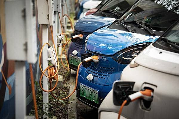 面臨產能過剩、中國街頭湧現大量被遺棄電動車