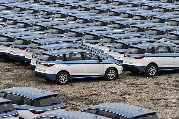 面臨產能過剩、中國街頭湧現大量被遺棄電動車