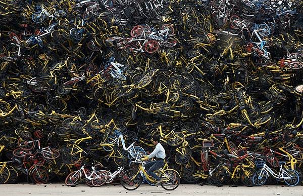 面臨產能過剩、中國街頭湧現大量被遺棄電動車