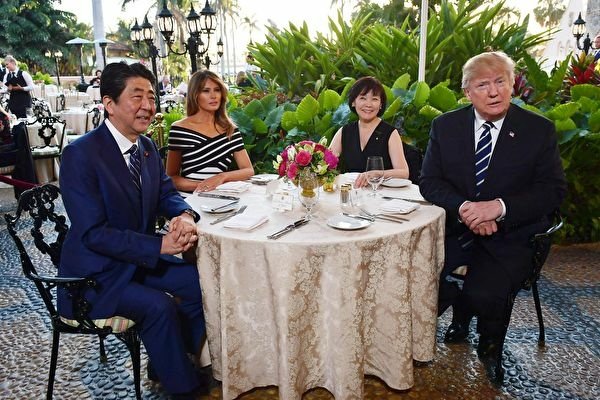 川普夫婦在海湖莊園會見安倍昭惠