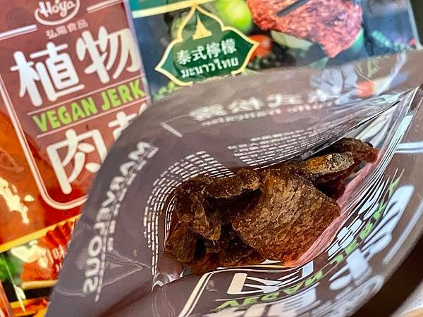 宅配美食開箱丨HOYA植物肉乾－異國風味系列：年節送禮健康新選擇，素食者零食推薦丨川味朝天椒、泰式檸檬、法式松露、韓式辣雞