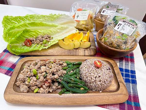 宅配美食開箱│⼩宅⾷袋冷凍調理包：每道只有200大卡的美味家常菜，低醣減脂餐也可以吃得津津有味│熱量控制健身餐吃得更健康