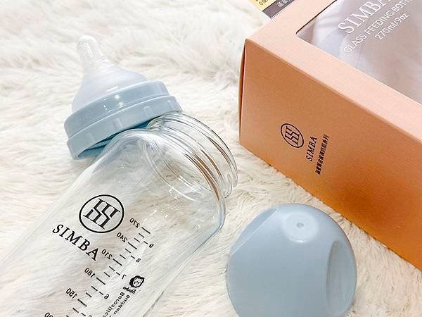 新手媽咪│育兒必備的第一個聖品：小獅王辛巴蘊蜜質金玻璃防脹氣奶瓶，瓶餵親餵輕易轉換，媽媽圈最推薦的奶瓶│2023奶瓶推薦