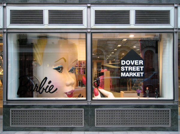 COMME des GARÇONS &amp;Barbie doll window display