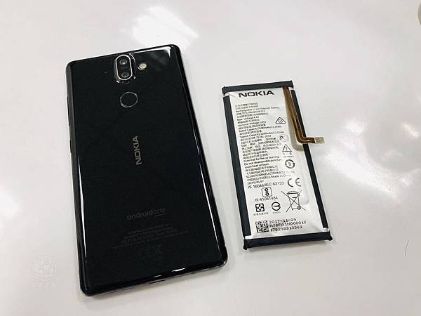 NOKIA 8 Sirocco電池膨脹.jpg