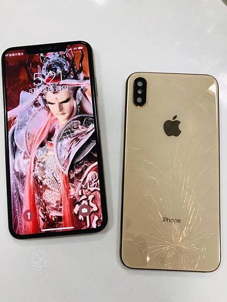 IPHONE XS MAX背蓋破裂.jpg