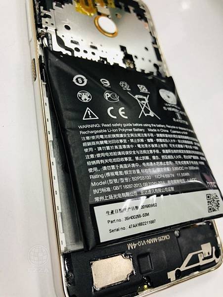 HTC Desire10 Pro電池膨脹.jpg