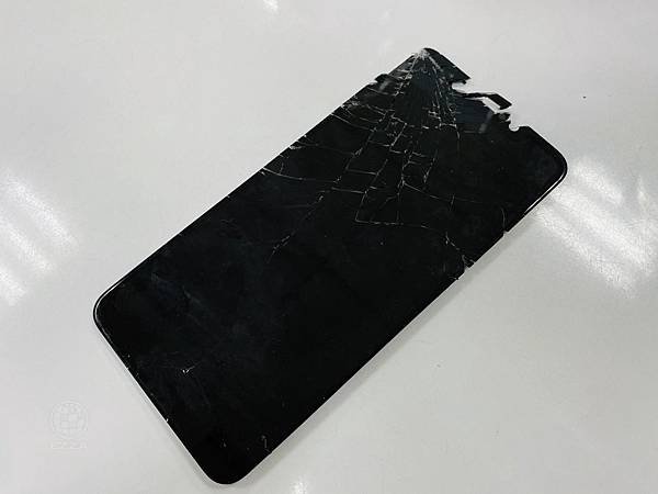 小米Pocophone F1螢幕破裂.jpg