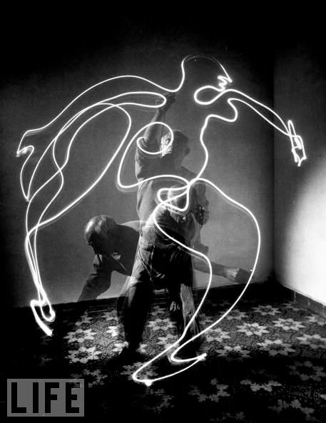 70.picasso-light-drawing-1.jpg