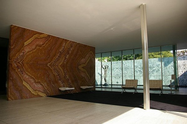 5.800px-Van_der_Rohe_Pavillion_overview.jpg
