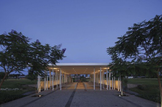 506240ea28ba0d0801000076_capilla-del-lago-divece-arquitectos_capilla_05-528x351