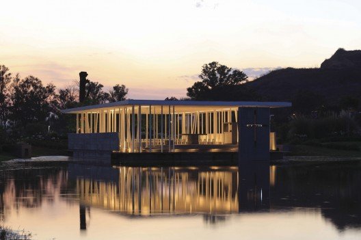 506240e128ba0d0801000075_capilla-del-lago-divece-arquitectos_capilla_04-528x351