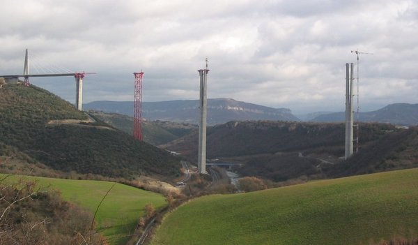 Millau_Viaduct_construction_south