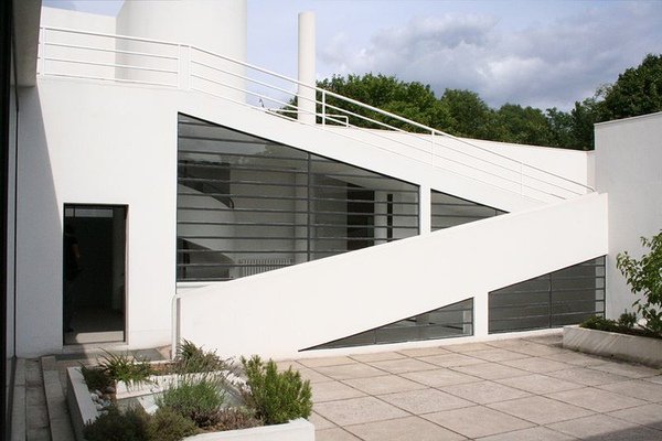 4.800px-Villa_Savoye_rampes.jpg