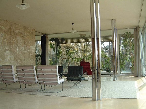 4.Tugendhat_living_room黑色為著名的巴塞隆納椅.jpg