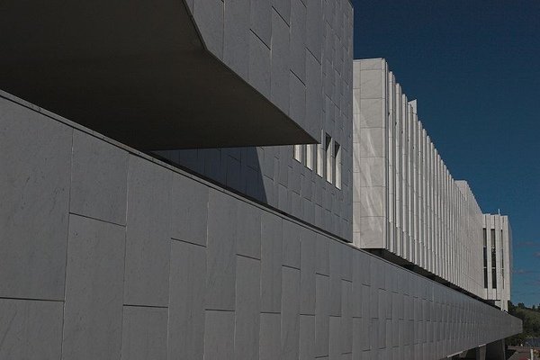 2.A view of the east side of Finlandia Hall showing the slight curvature of the Carrara Marble slabs.jpg