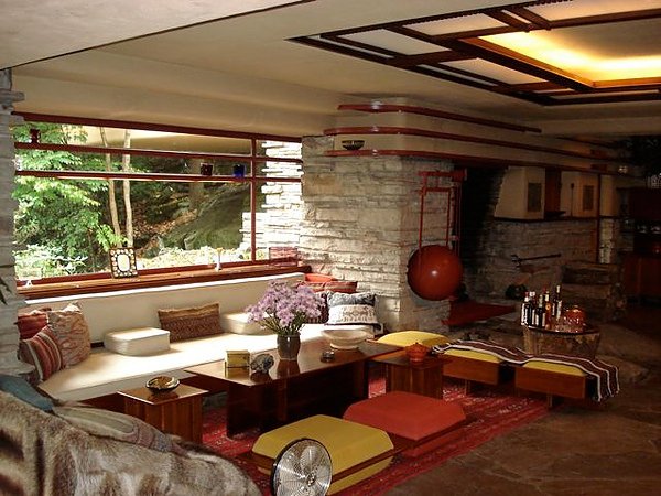 3.Fallingwater_sitting_area.jpg