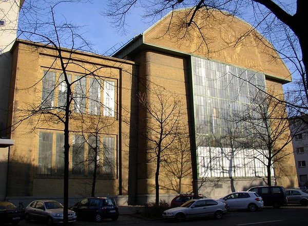 2.2800px-Berlin_AEG_Turbinenfabrik_Front.jpg