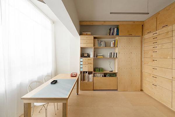 Tiny-200-Square-Foot-Tel-Aviv-Workspace-9