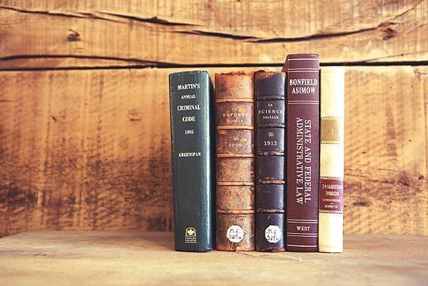 2015-04-Life-of-Pix-free-stock-old-books-wooden-shelves-leeroy.jpg