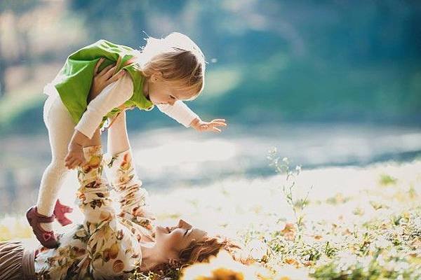 the-mother-and-daughter-lie-on-the-grass_1304-3102.jpg