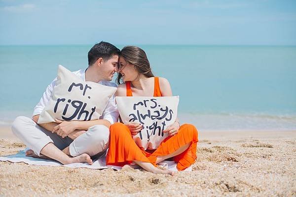 beach-couple-daylight-792729.jpg