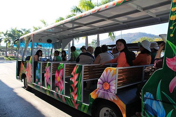 實在太熱了 好在可以坐花博專車遊園
