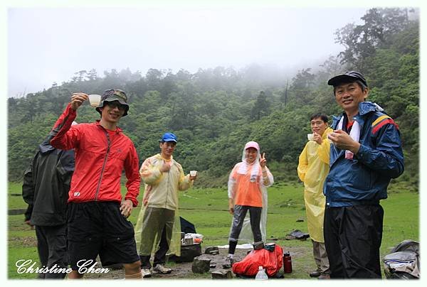 大家在大雨中吃麵