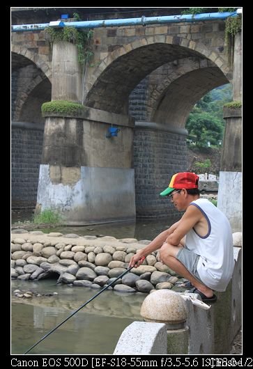 橋下有人在釣魚