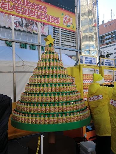 飲料疊成聖誕樹