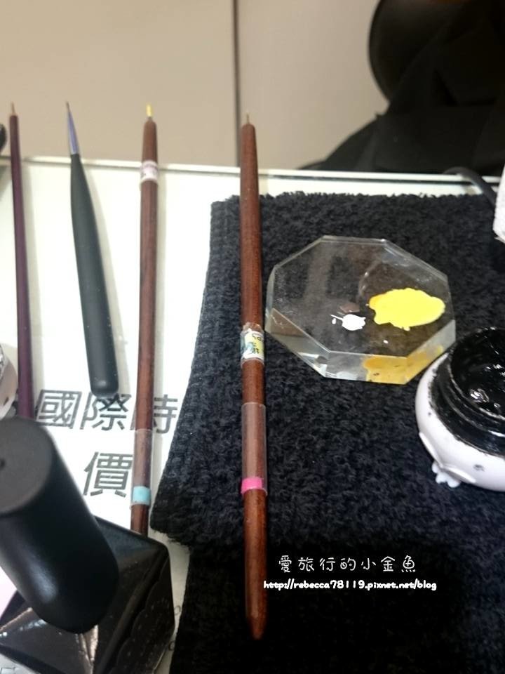 專業的傢私超多，每次只要手繪，就會看到小樂拿出一支又一支的畫筆，看得我頭都暈了。