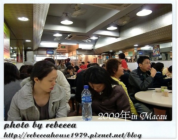 晚上八點多整間還是人潮滿滿的