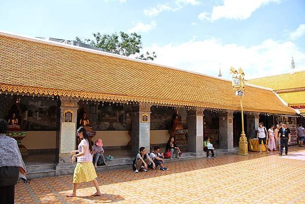 32-寺內有陽光照到的地板無法行走，太燙了.jpg