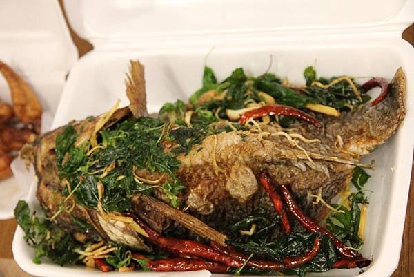 48-炸魚一大尾，吃起來真過癮.jpg