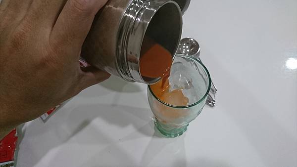 12-將加了煉奶的茶倒入.JPG