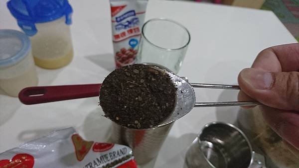 02-舀一大匙泰式茶葉進泡茶用濾網.JPG
