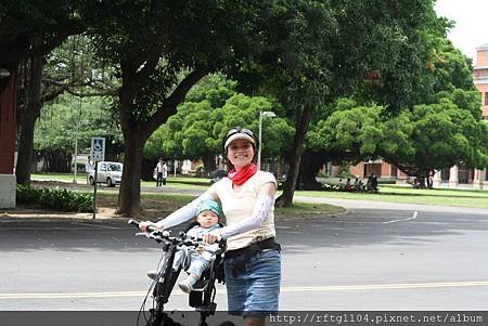 阿守小子在午餐前終於清醒了，果然有馬麻的基因，百事吃為先。