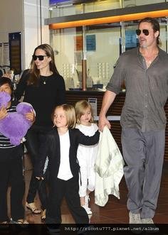 angelina-jolie-brad-pitt-japan-arrival-after-maddox-ipad-theft-03-thumbnail.jpg