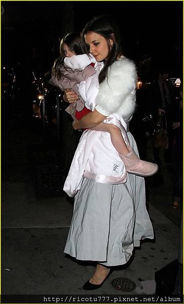 katie-holmes-serendipity-suri-05_2-display.jpg