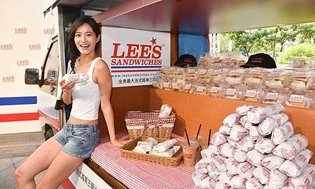 幸福人妻Janet今出席Lee’s Sandwiches餐車快閃活動，化身餐車老闆娘現場發放500份美味三明治! (圖由和億生活提供)